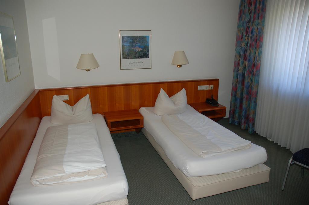 Hotel Kurfuerst Garni Гермерсхайм Экстерьер фото