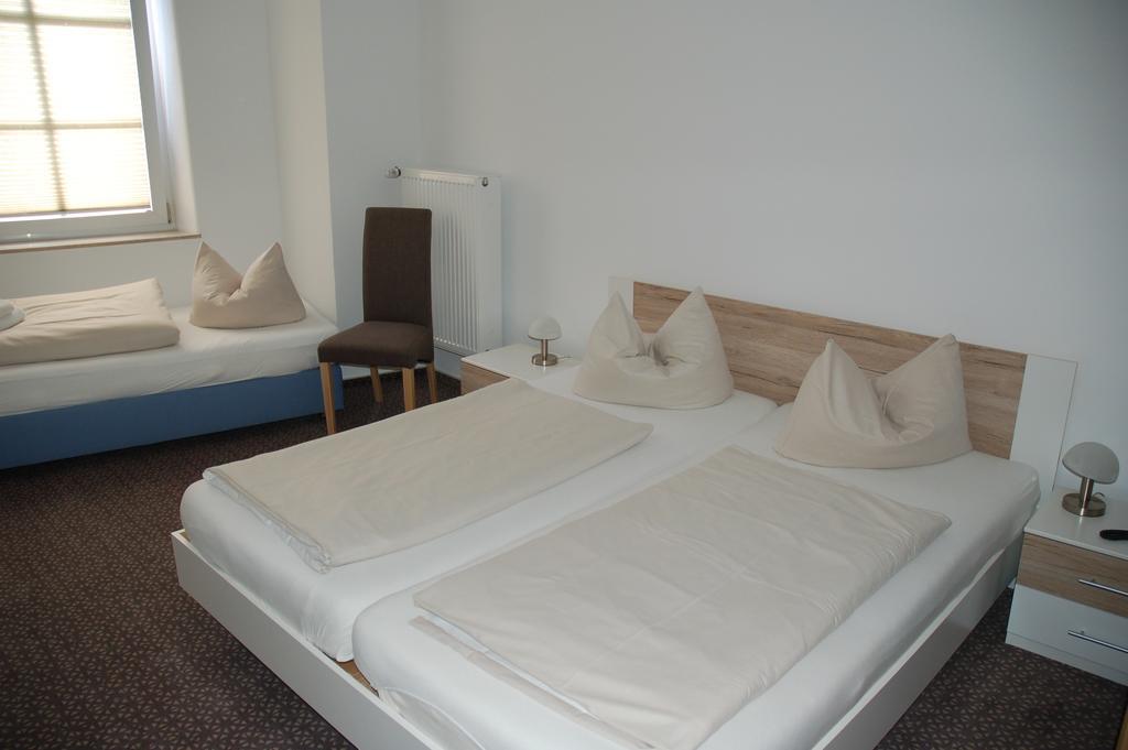 Hotel Kurfuerst Garni Гермерсхайм Экстерьер фото